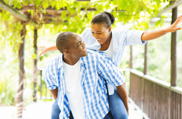 Pareja juntos feliz