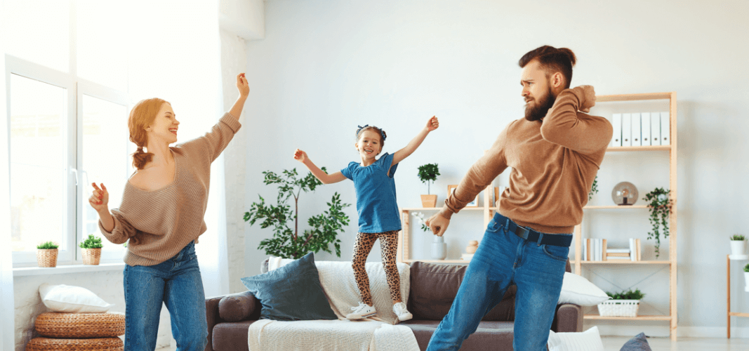 Familia feliz bailando